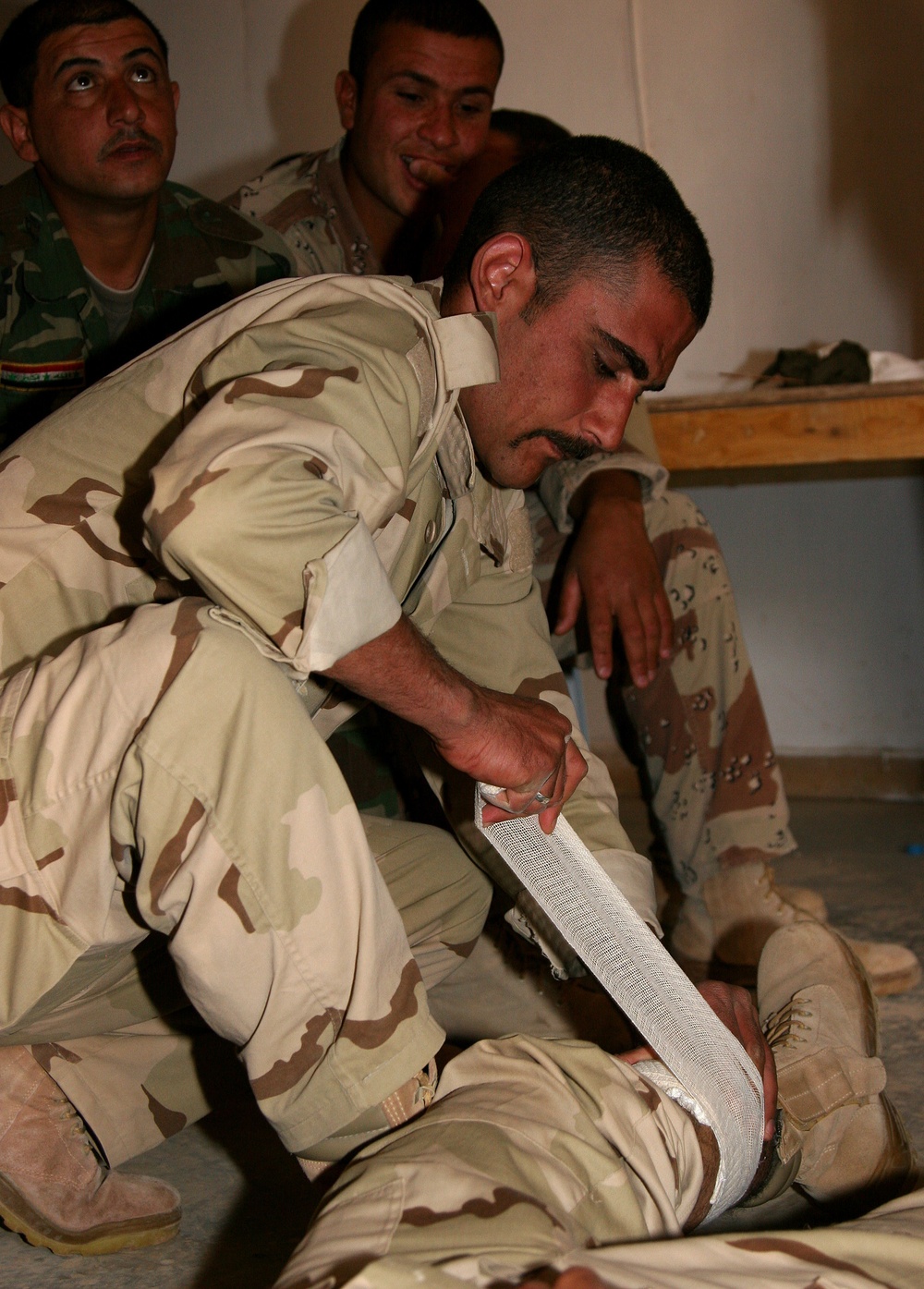 Multi-National Force - West corpsmen teach Iraqi commandos lifesaving skills