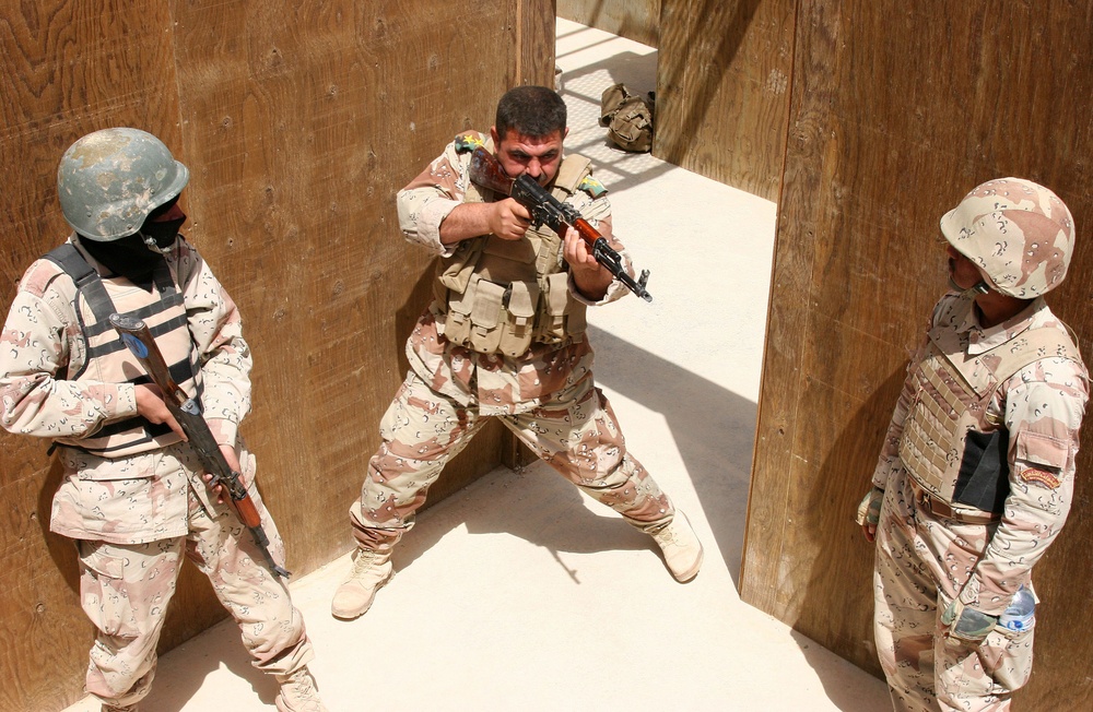 Iraqi Commandos Turn Cramped Spaces Into Combat Places