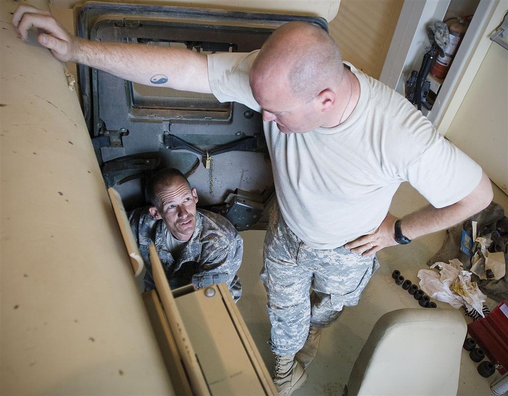 602nd Maintenance Company Soldiers Repair Humvees for Transfer to Iraqi Security Forces