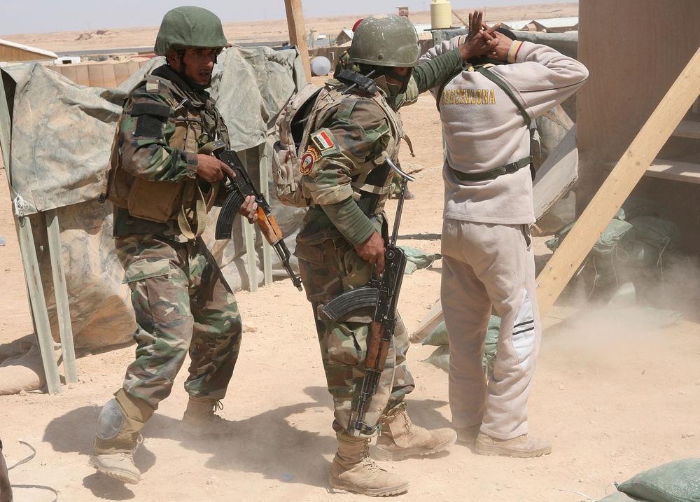 7th Iraqi Army Division soldiers graduate commando course