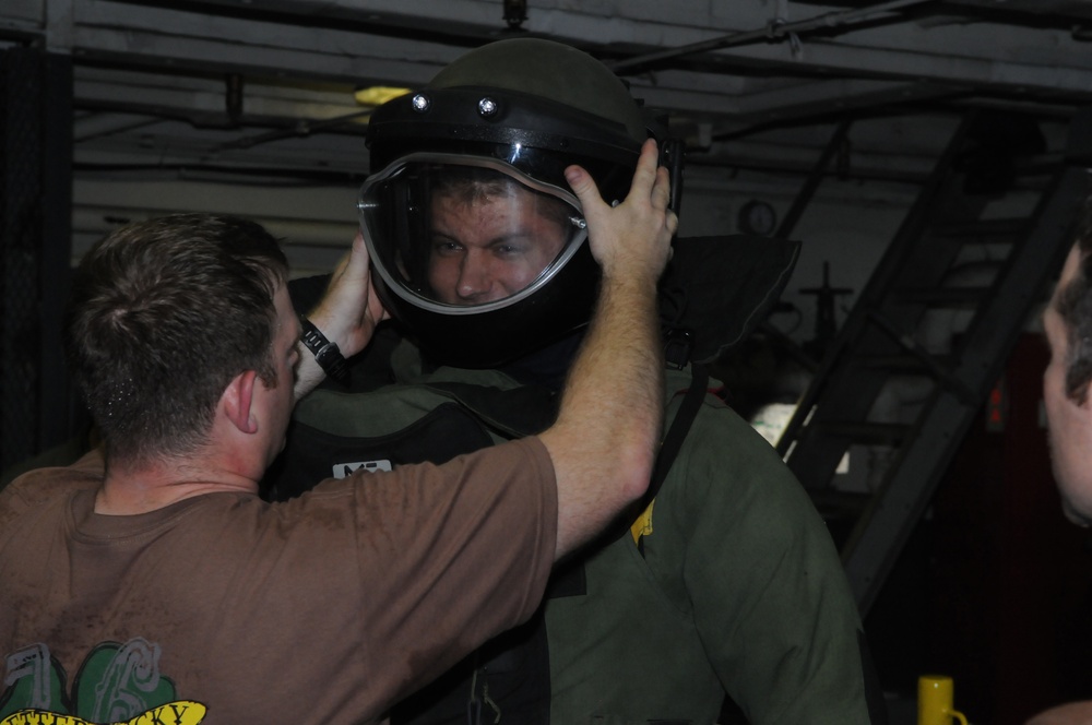 Sailors, midshipmen experience gear, weapons