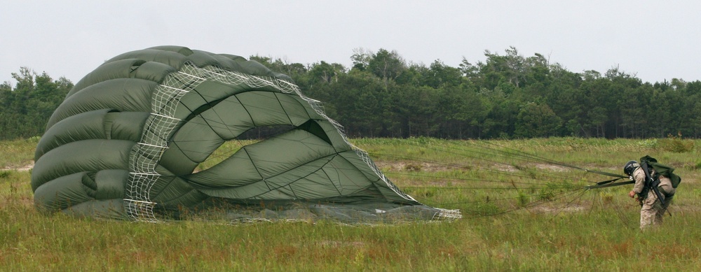 2nd Recon Conducts Parachute Training