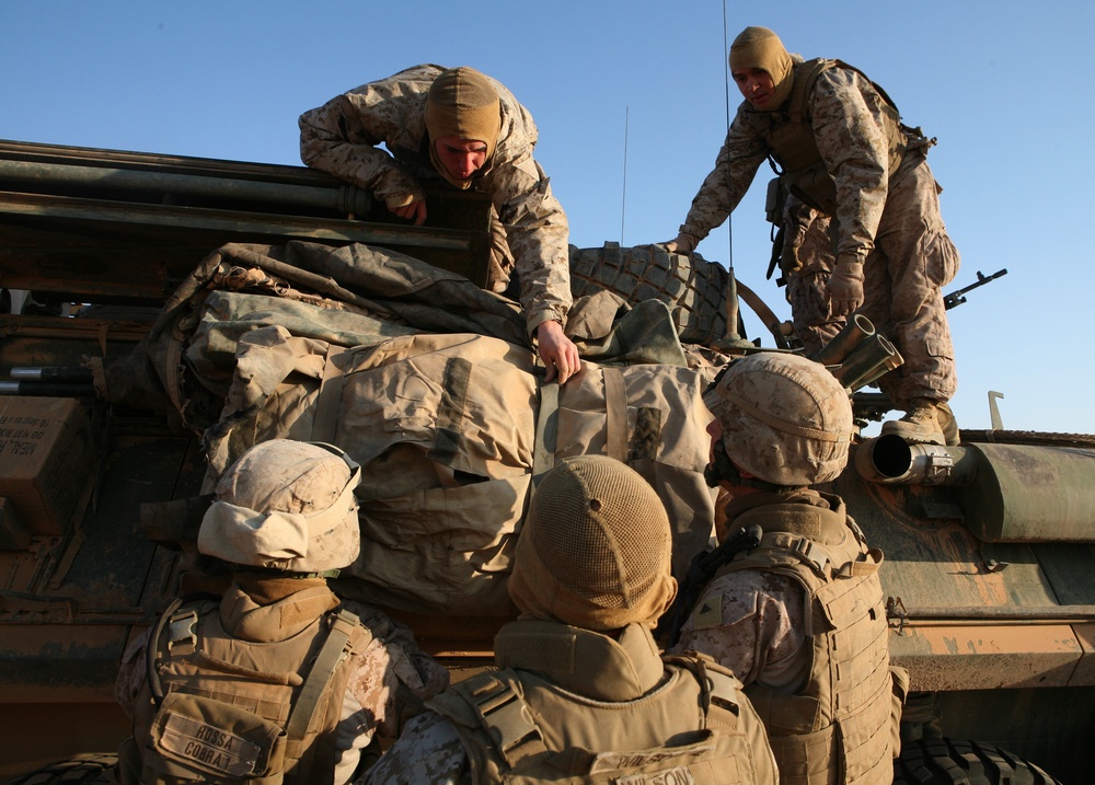 Iraqi Soldiers and Marine 'Dragoons' sweep and clear the deserts of Al Anbar province