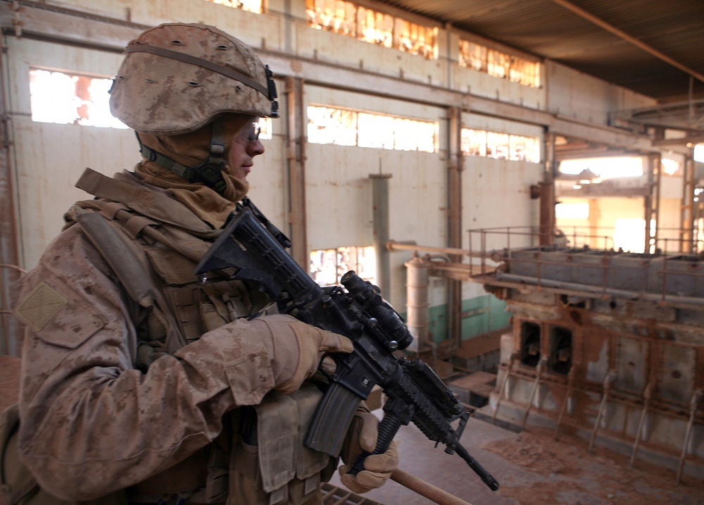 Iraqi Soldiers and Marine 'Dragoons' sweep and clear the deserts of Al Anbar province