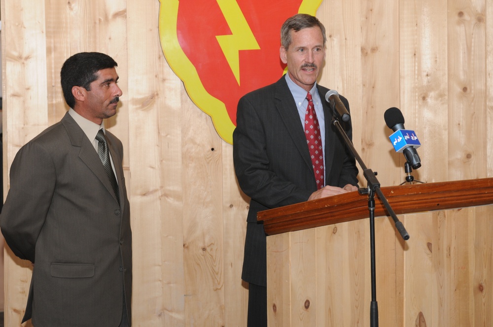 Soldiers, Iraqis hold fairwell for reconstruction team leader