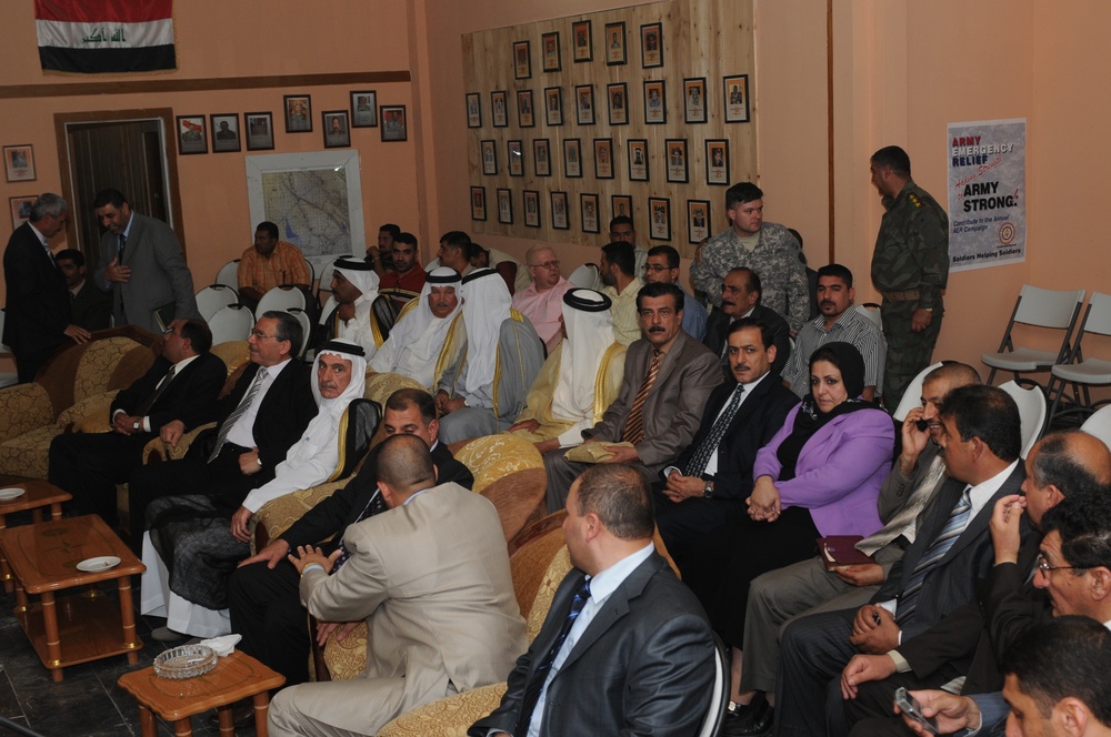 Soldiers, Iraqis hold fairwell for reconstruction team leader