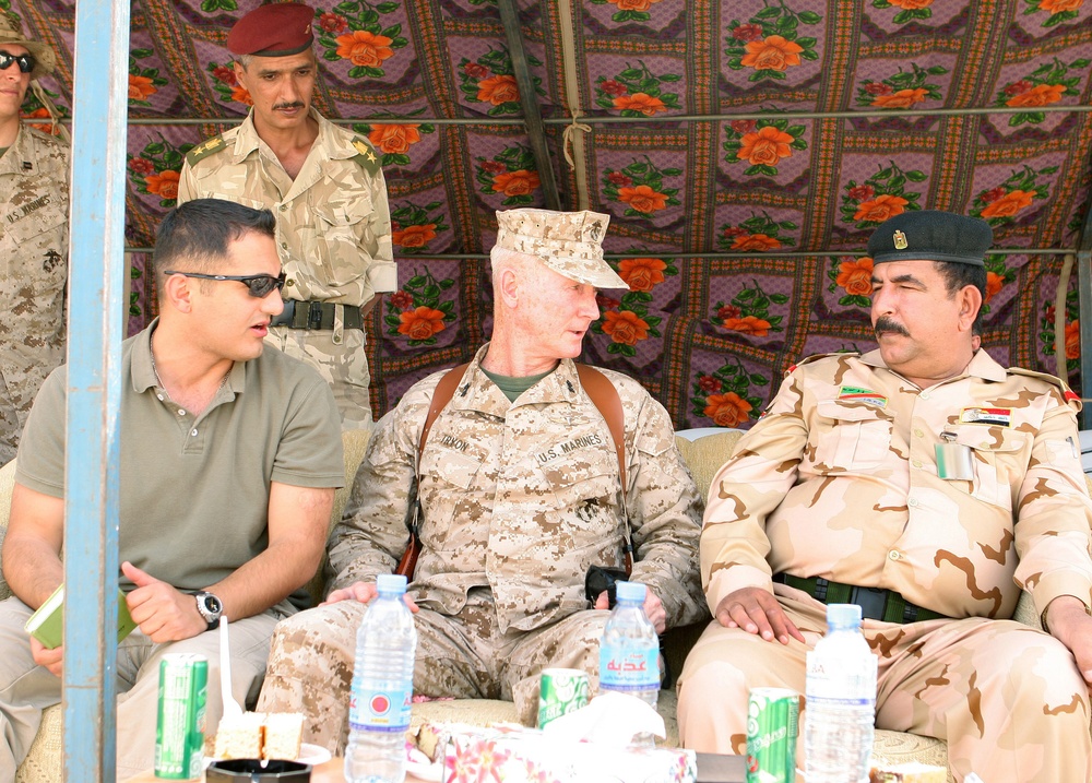 Iraqi commandos show off their combat skills for Multi-National Force - West commanding general