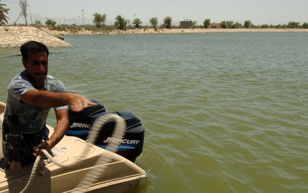 Iraqi police force trains with boats, fastens line of security in Basrah