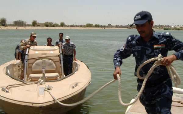 Iraqi police force trains with boats, fastens line of security in Basrah