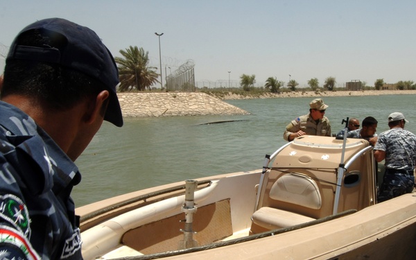 Iraqi police force trains with boats, fastens line of security in Basrah
