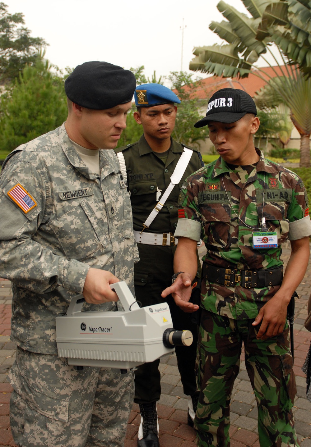 US, Tentara Nasional Indonesia Angkatan Darat work together to ensure safety