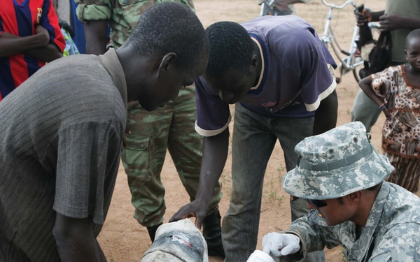 Military Veterinarians Fosters Connection Between U.S., Beninese People