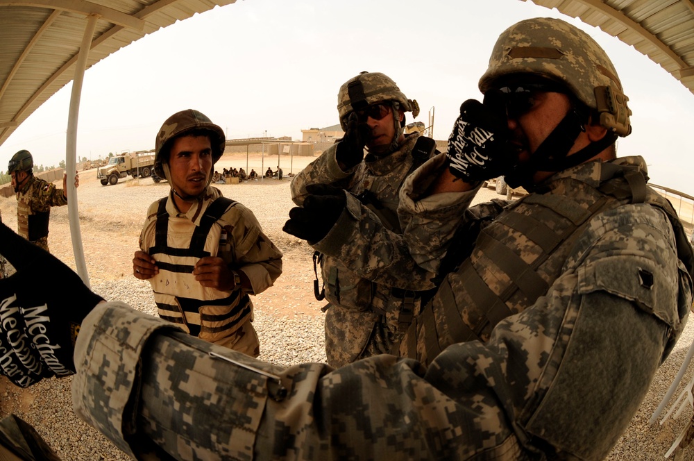 Iraqi soldiers zero and qualify in Mosul