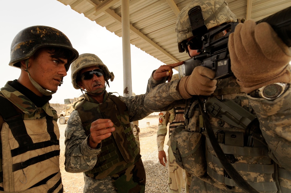 Iraqi soldiers zero and qualify in Mosul