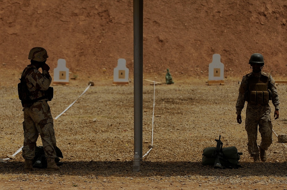 Iraqi soldiers zero and qualify in Mosul