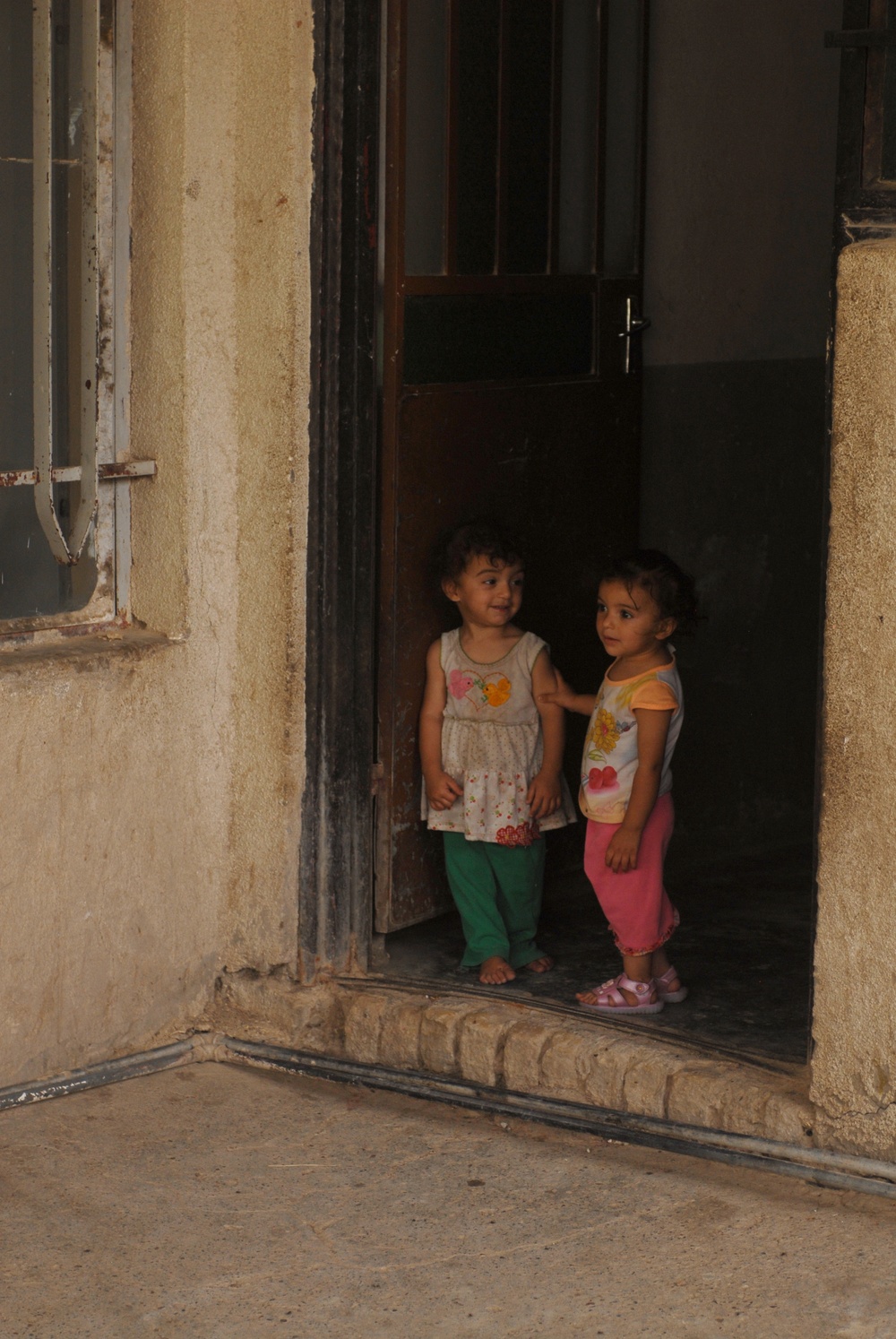 Iraqi soldiers plan a patrol through Abu Ghraib