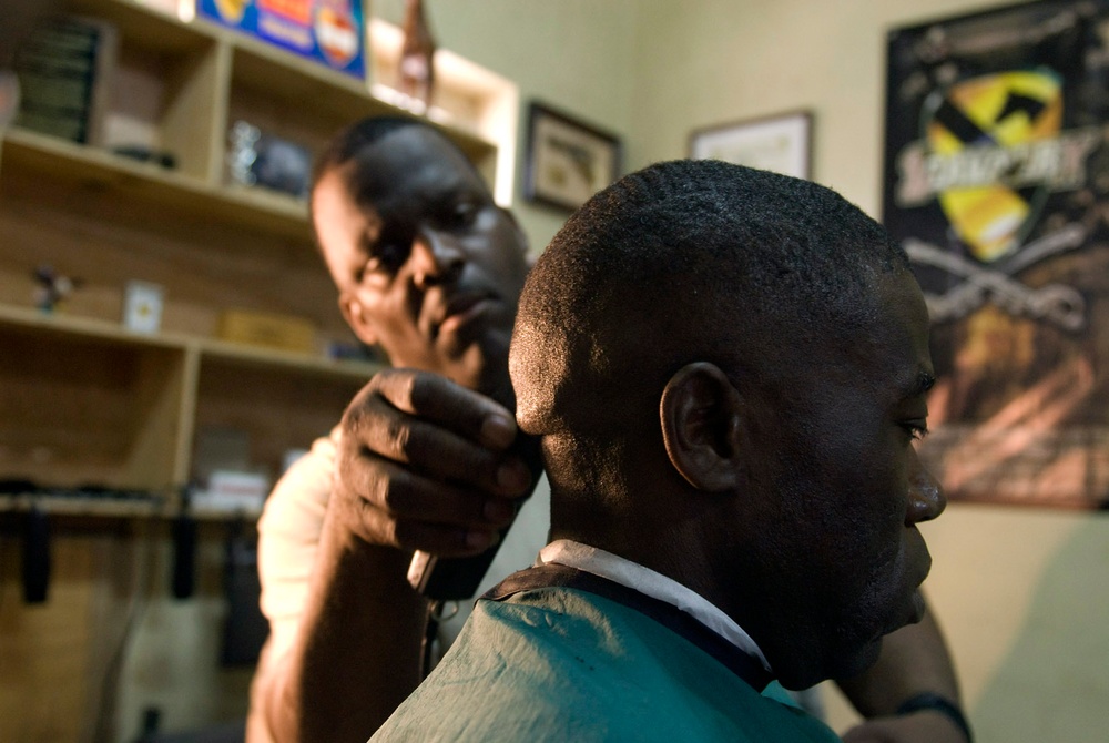 Soldier's receive haircuts from retention specialist