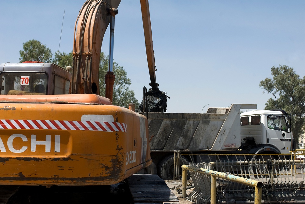 U.S. troops make effort to clean up Al Ashar canal