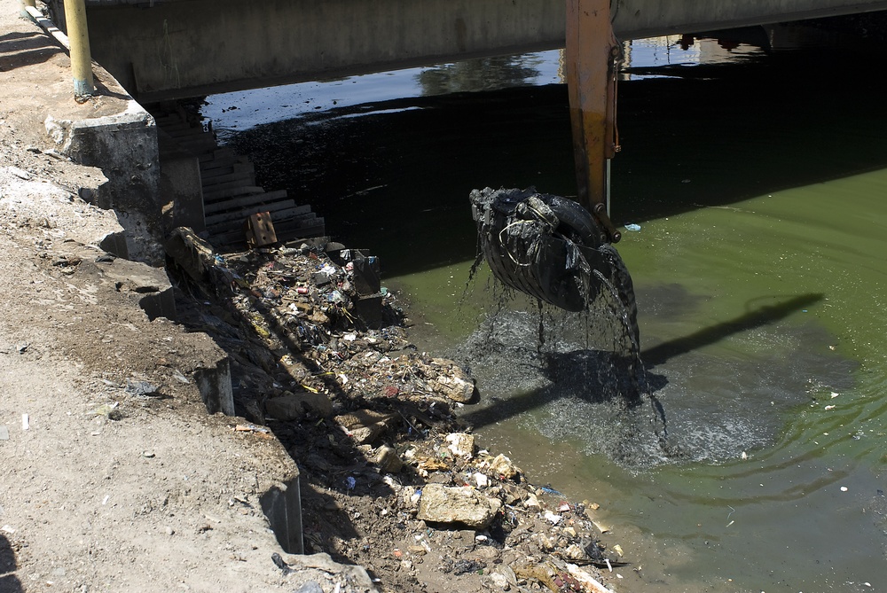 U.S. troops make effort to clean up Al Ashar canal