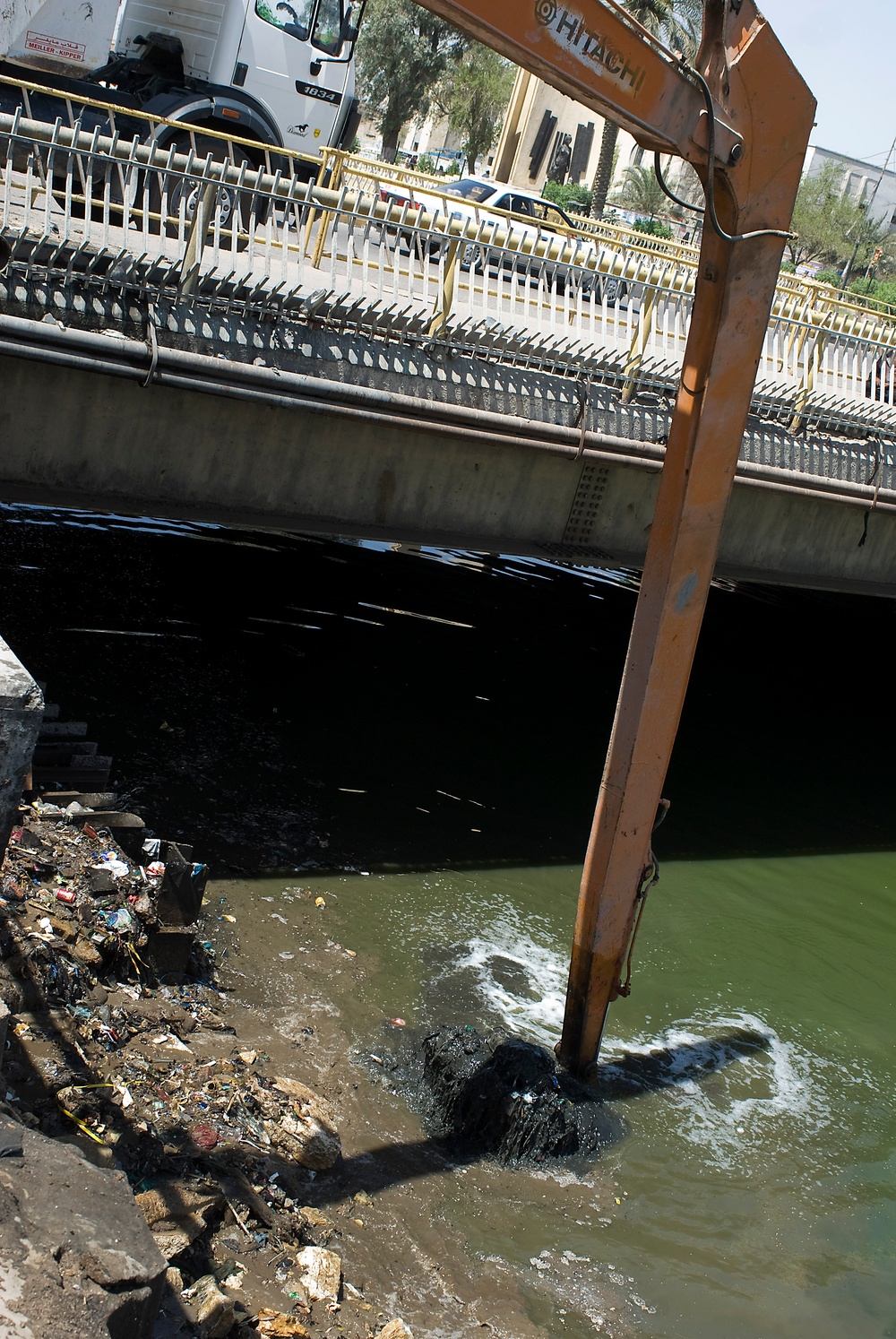 U.S. troops make effort to clean up Al Ashar canal