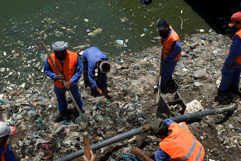 U.S. troops make effort to clean up Al Ashar canal