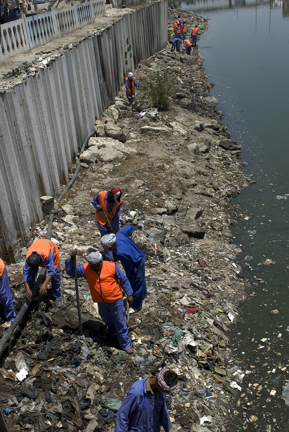 U.S. troops make effort to clean up Al Ashar canal