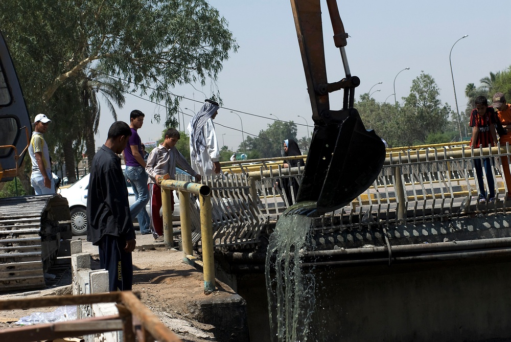 U.S. troops make effort to clean up Al Ashar canal