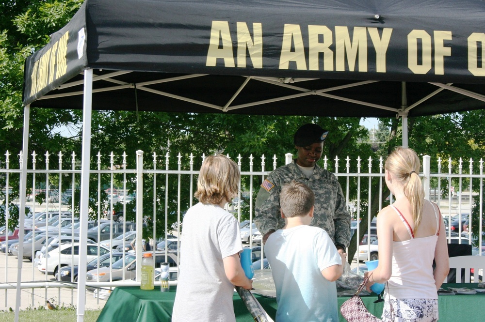 Chicagoland Soldiers and the USASOC 'Black Daggers' Participate in 'Salute to the Troops' Day