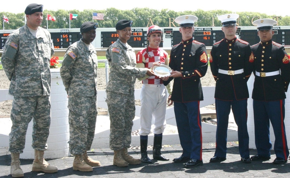 Chicagoland Soldiers and the USASOC 'Black Daggers' Participate in 'Salute to the Troops' Day