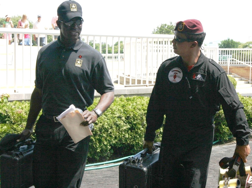 Chicagoland Soldiers and the USASOC 'Black Daggers' Participate in 'Salute to the Troops' Day