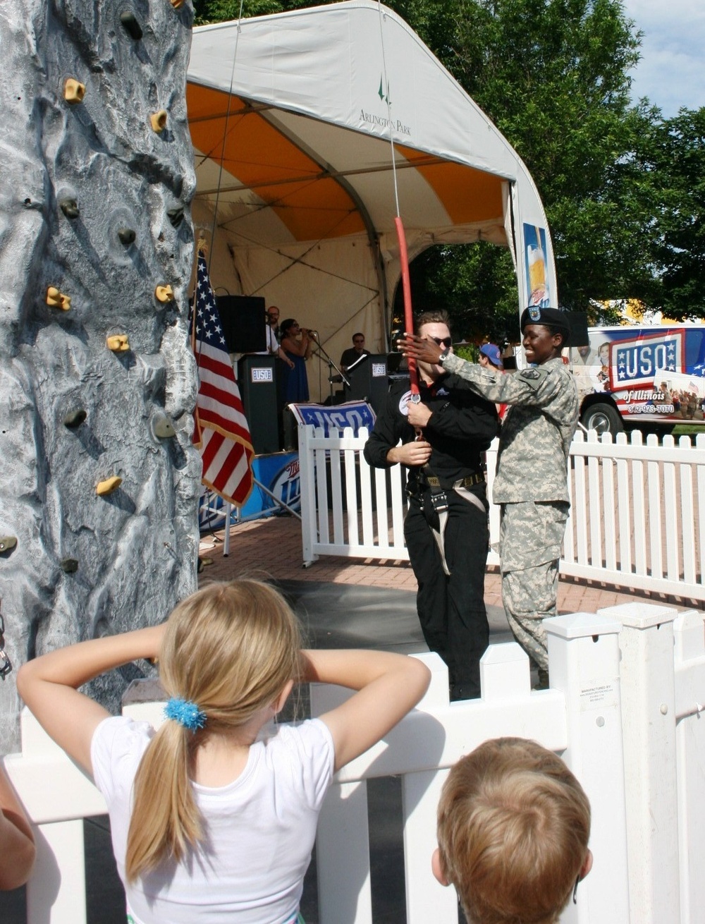 Chicagoland Soldiers and the USASOC 'Black Daggers' Participate in 'Salute to the Troops' Day