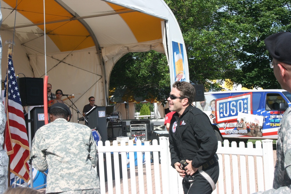Chicagoland Soldiers and the USASOC 'Black Daggers' Participate in 'Salute to the Troops' Day