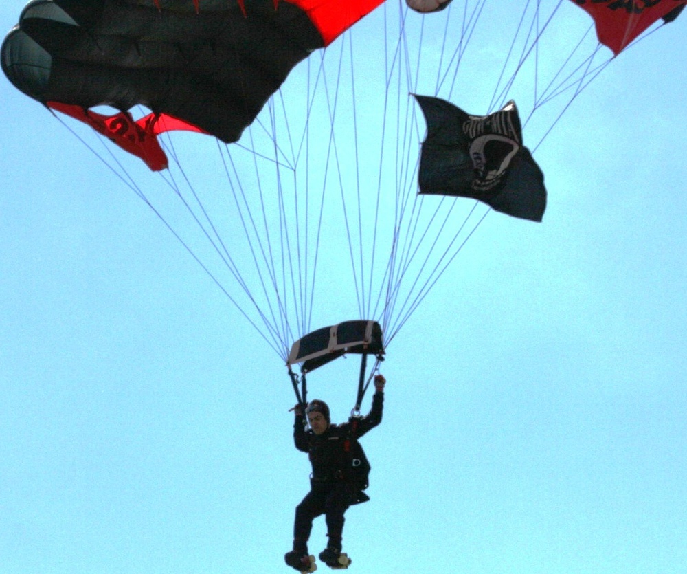 Chicagoland Soldiers and the USASOC 'Black Daggers' Participate in 'Salute to the Troops' Day