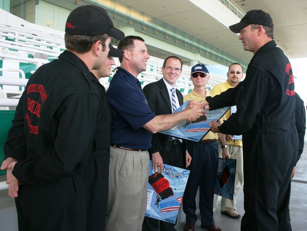 Chicagoland Soldiers and the USASOC 'Black Daggers' Participate in 'Salute to the Troops' Day