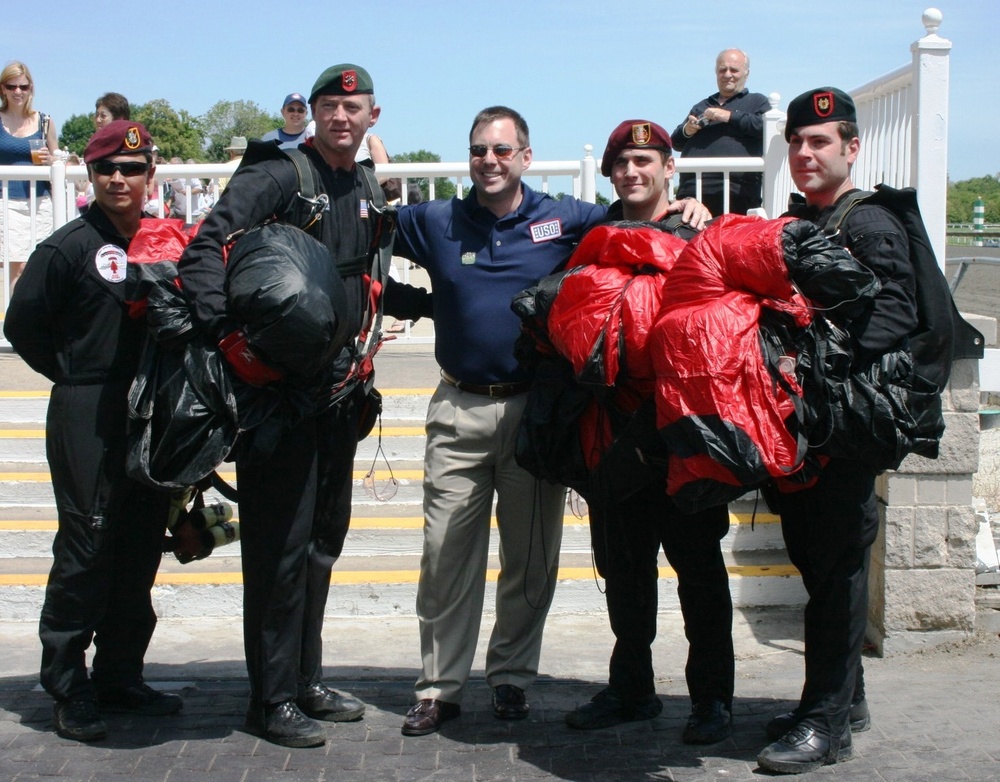 Chicagoland Soldiers and the USASOC 'Black Daggers' Participate in 'Salute to the Troops' Day