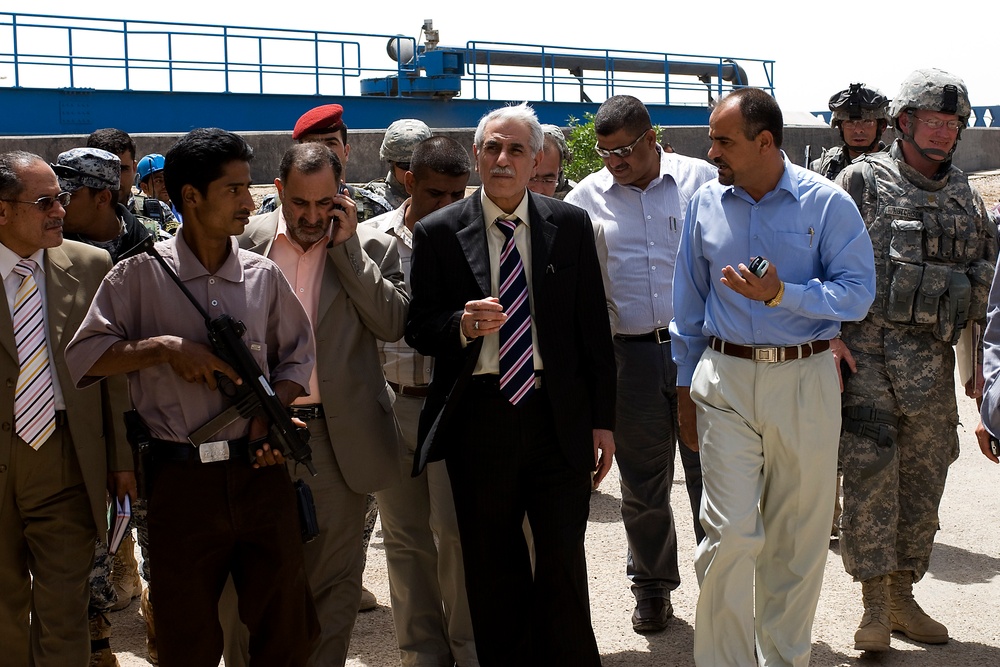 Basra Governor visits sewer treatment plant