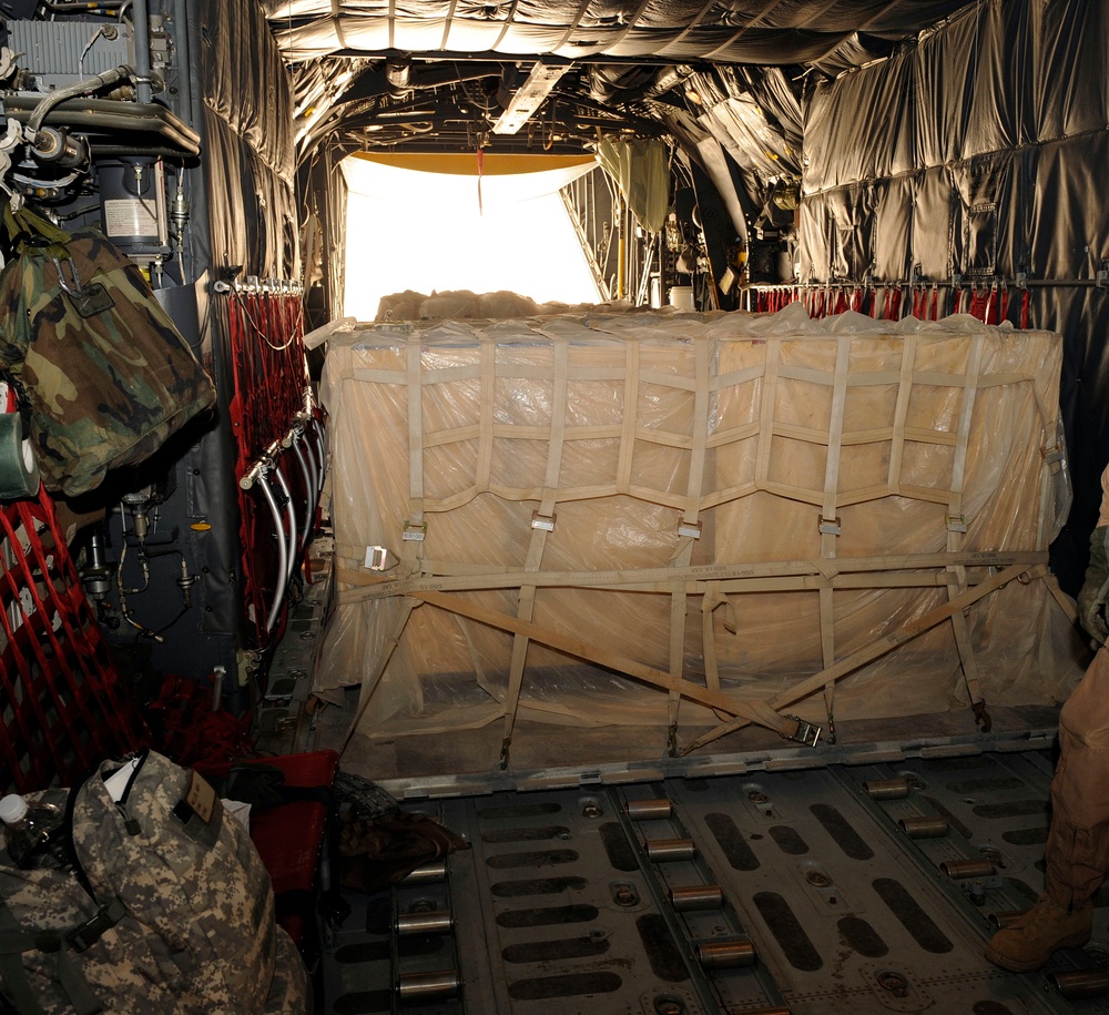 Iraqi Air Force Airlift Humanitarian Aid to Najaf