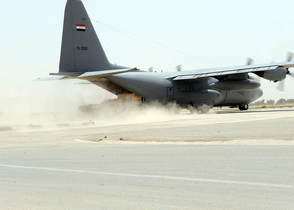 Iraqi air force airlift humanitarian aid to Najaf