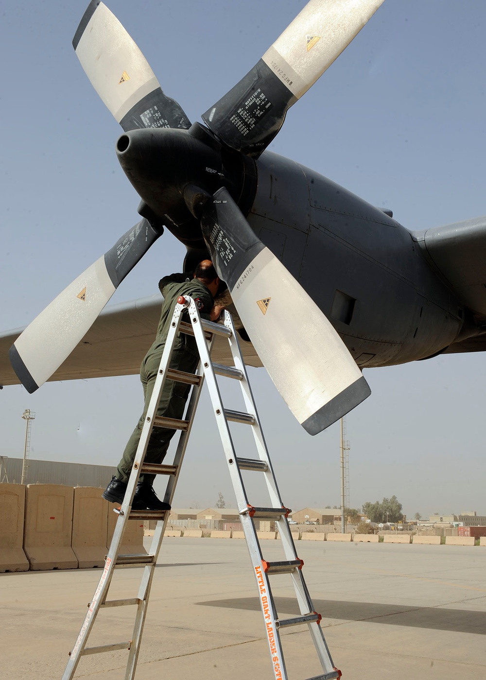 Iraqi air force airlift humanitarian aid to Najaf