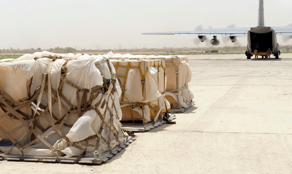 Iraqi air force airlift humanitarian aid to Najaf