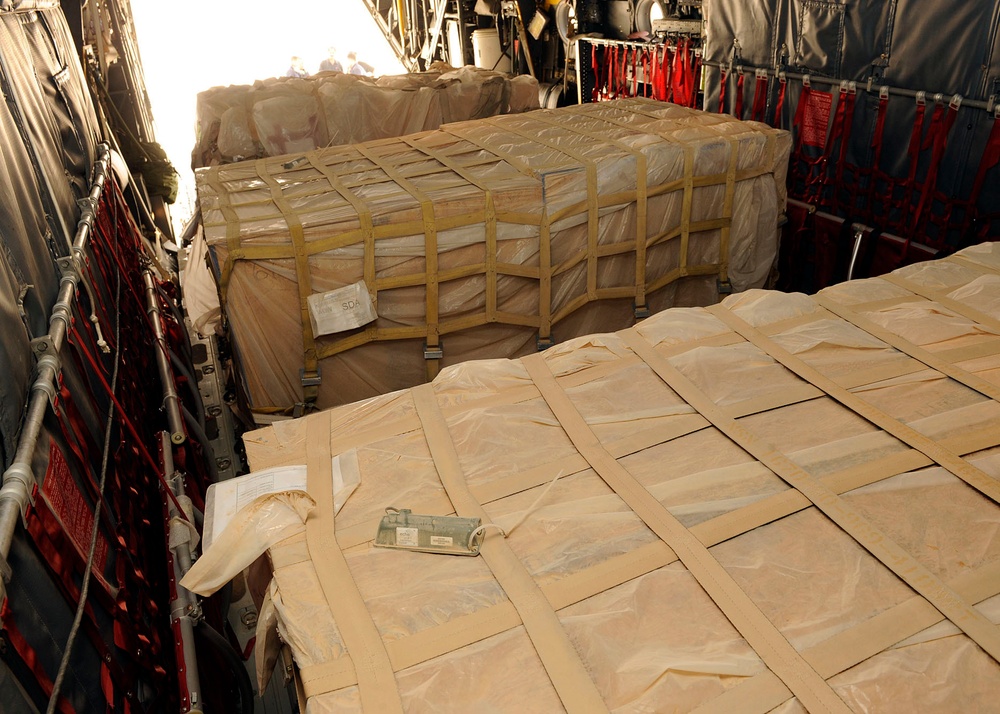 Iraqi air force airlift humanitarian aid to Najaf