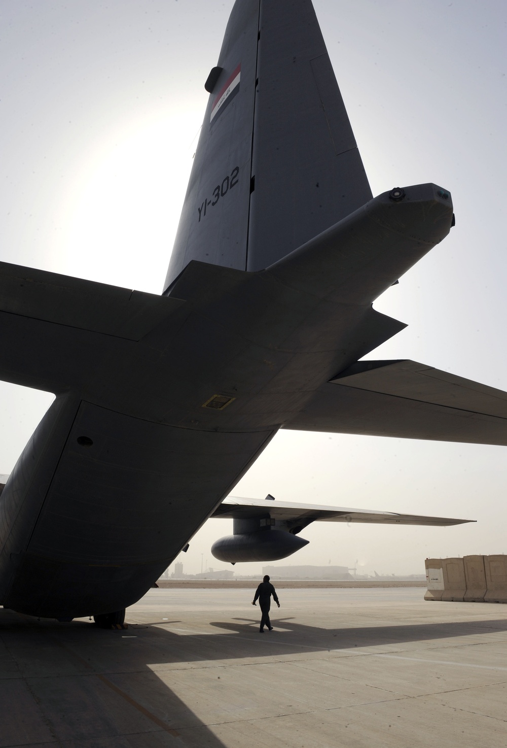 Iraqi air force airlift humanitarian aid to Najaf