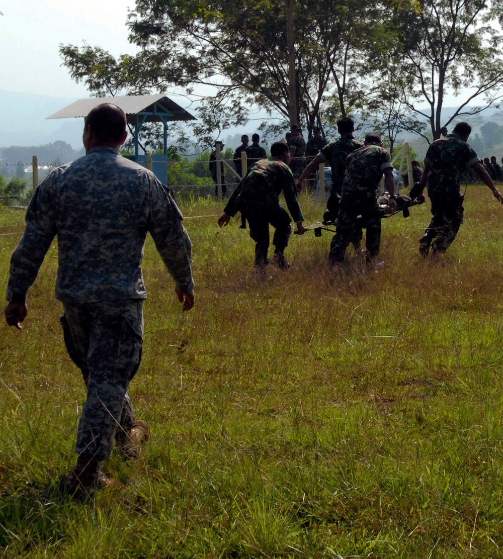 Guam Medic trains Tentara Nasional Indnesia-Angkatan Darat counterparts