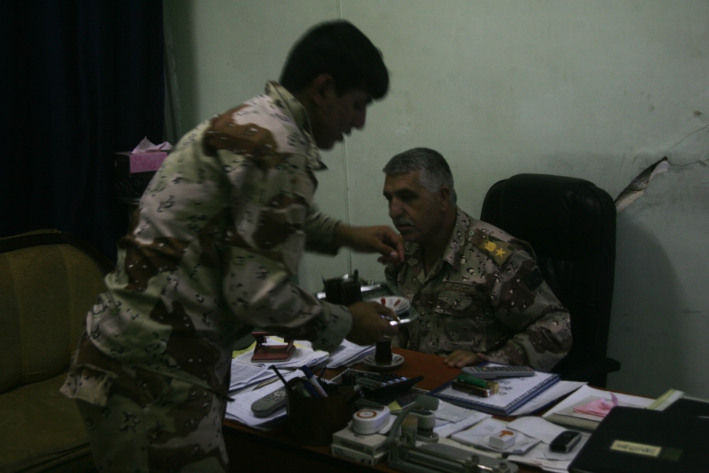 U.S., Iraqi officers discuss security