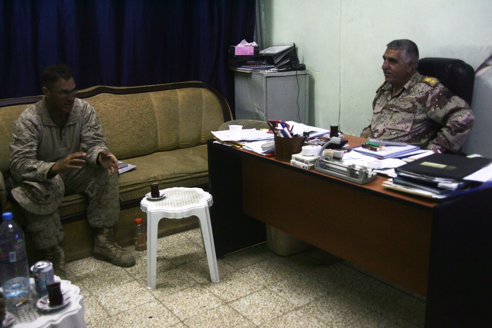 U.S., Iraqi officers discuss security