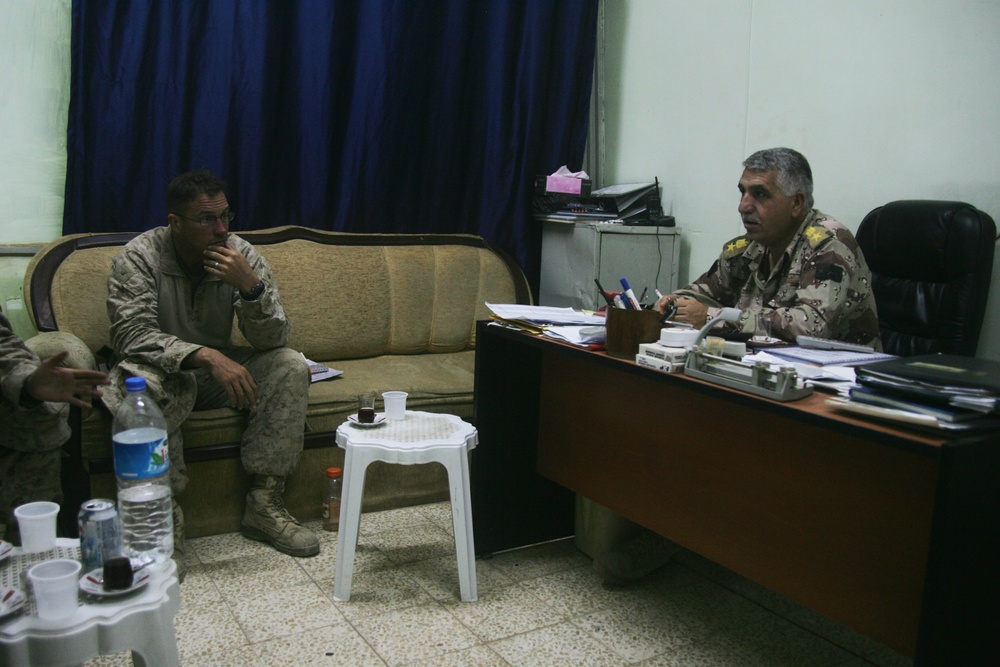 U.S., Iraqi officers discuss security