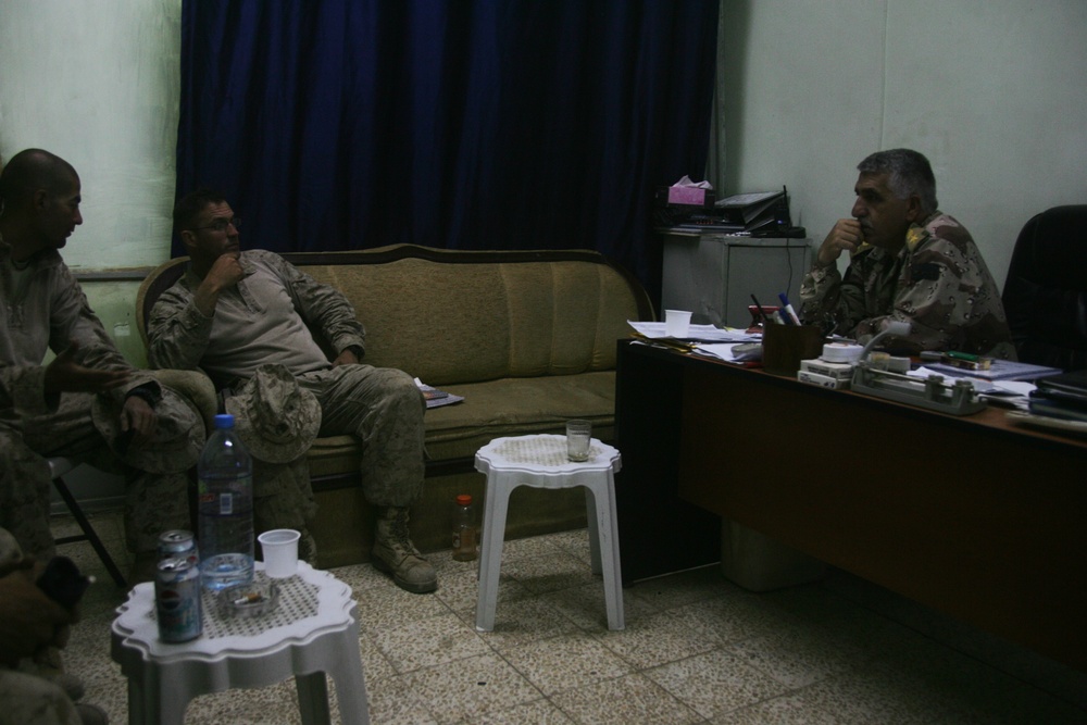 U.S., Iraqi officers discuss security