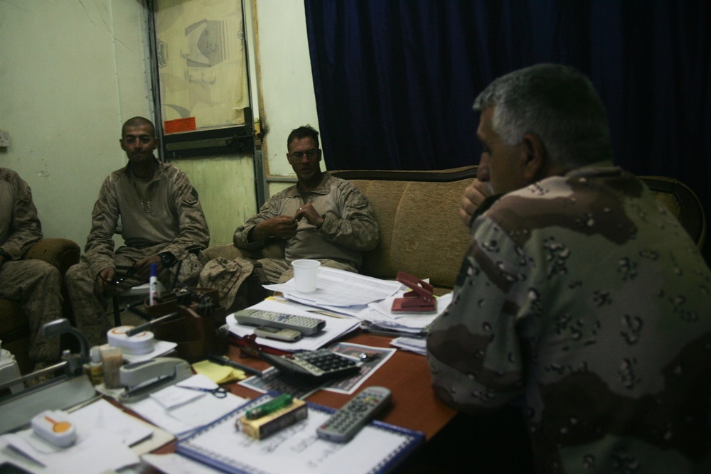 U.S., Iraqi officers discuss security