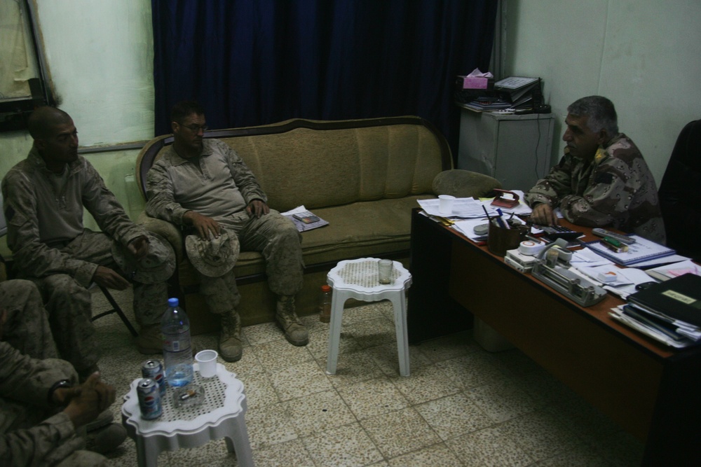 U.S., Iraqi officers discuss security