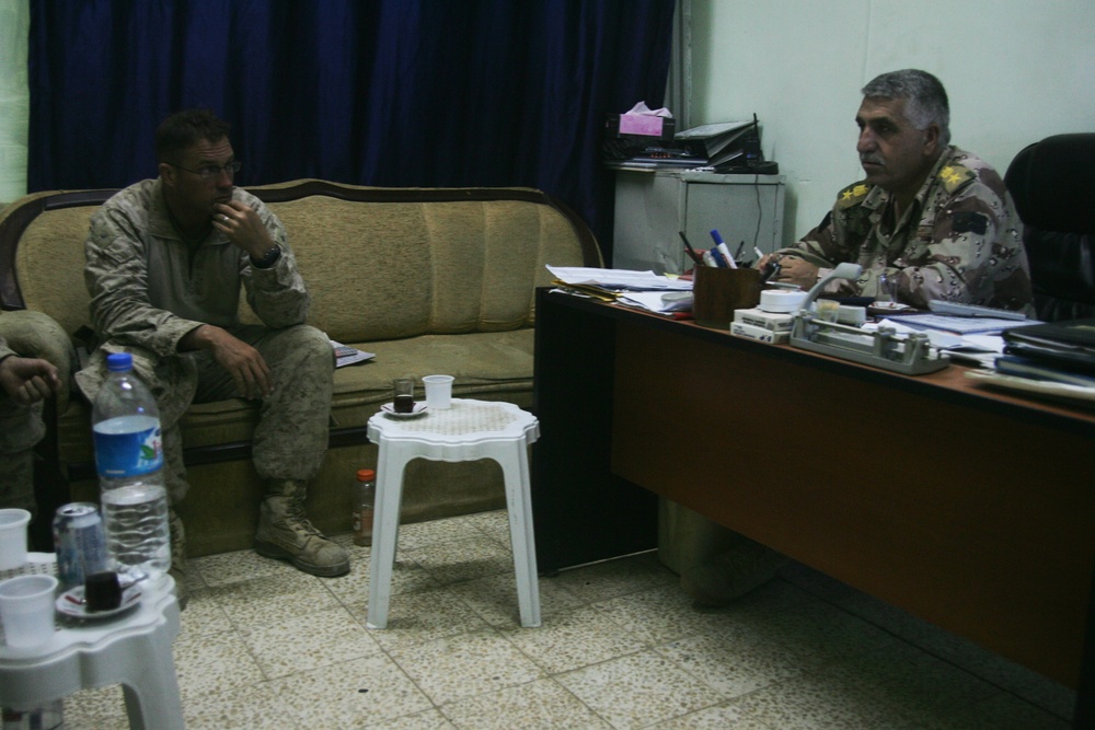 U.S., Iraqi officers discuss security